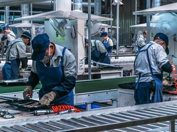 Digitalizacja fabryk – czym jest i jakie korzyści przynosi w procesie produkcji